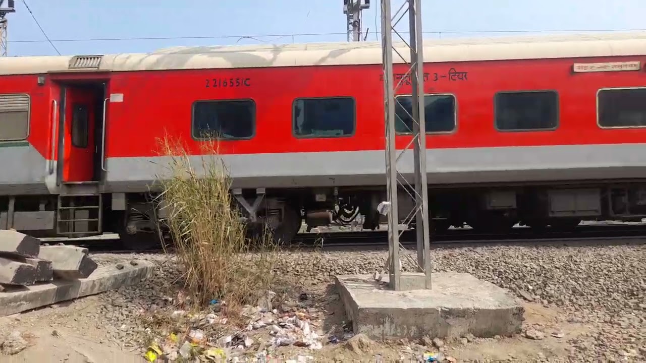 Crossing of Paschim SF Express and Chennai Sf Express #train #railvlogger #indianrailways #subscribe