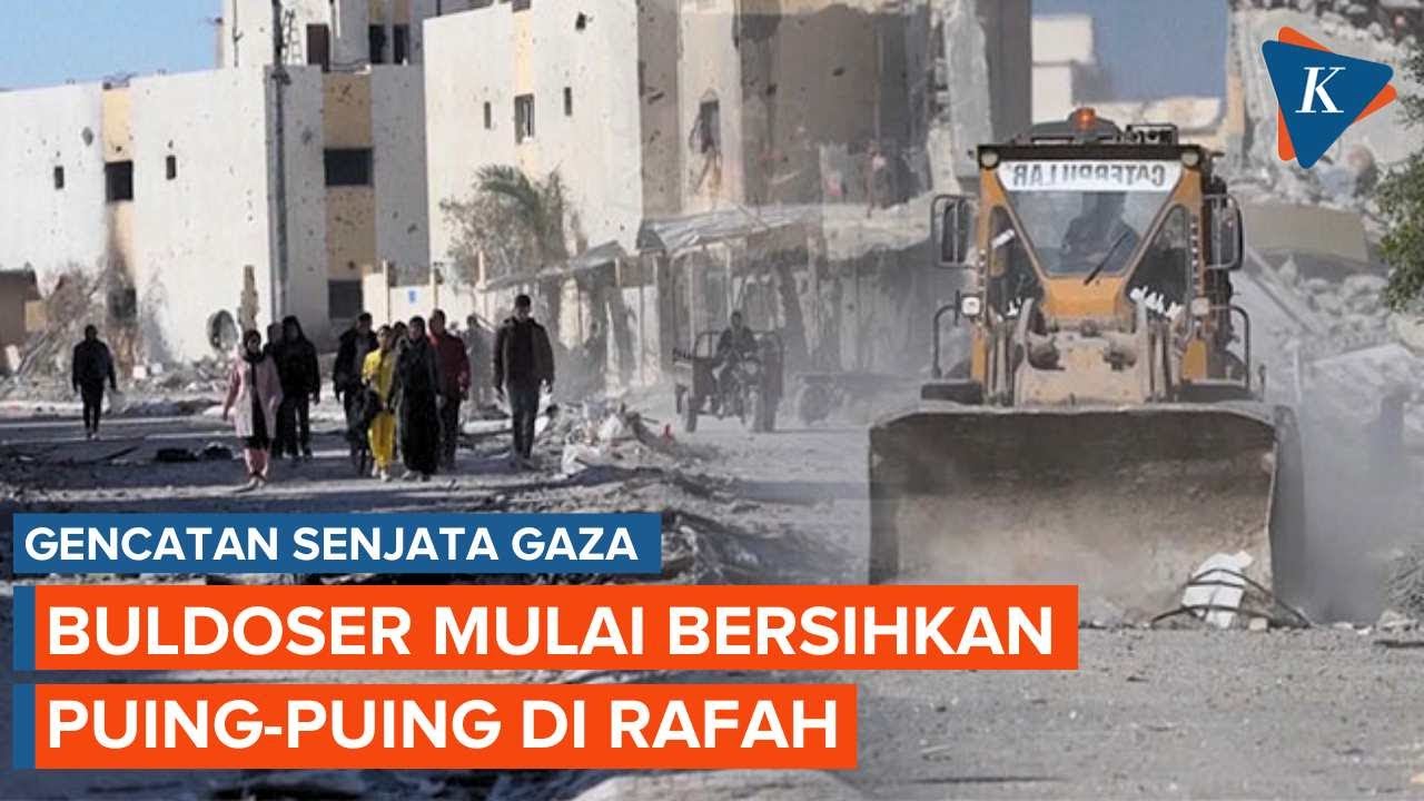 Penampakan Buldoser Bersihkan Puing-puing Sisa Perang di Rafah