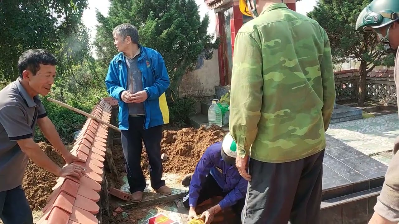 Đưa bà vào lăng