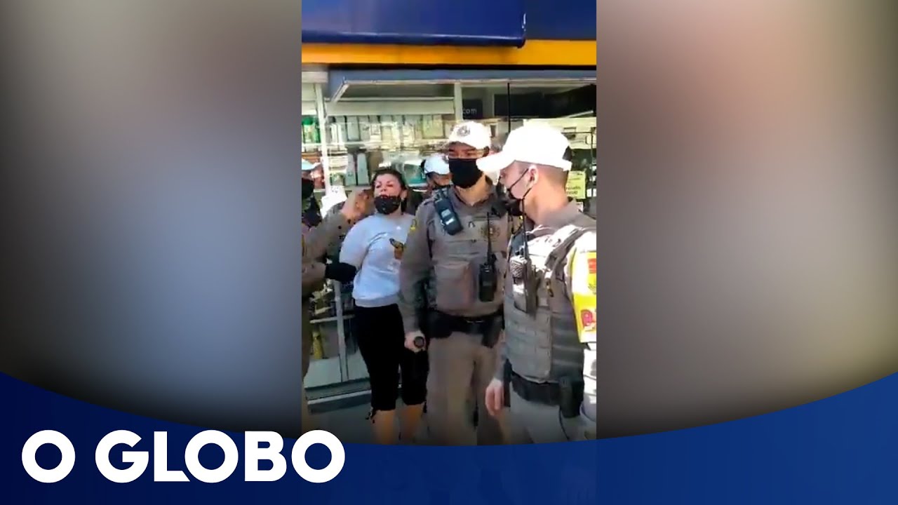 Mulher é presa por desacato após bater panela contra Bolsonaro em Porto Alegre
