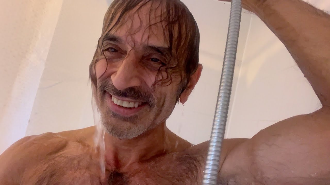 MERAY AZIZ HUMWATNO LETS TAKE A SHOWER