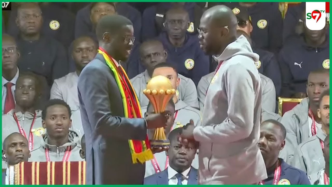 Les Champions d'Afrique remettent la Coupe au President DIOMAYE