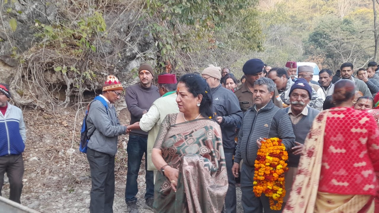 हमारी विधायक श्रीमती रेनू बिष्ट जी के द्वारा हमारे गांव की सड़क का भूमि पूजन समारोह सफल रहा।🙏♥️🕉♥️