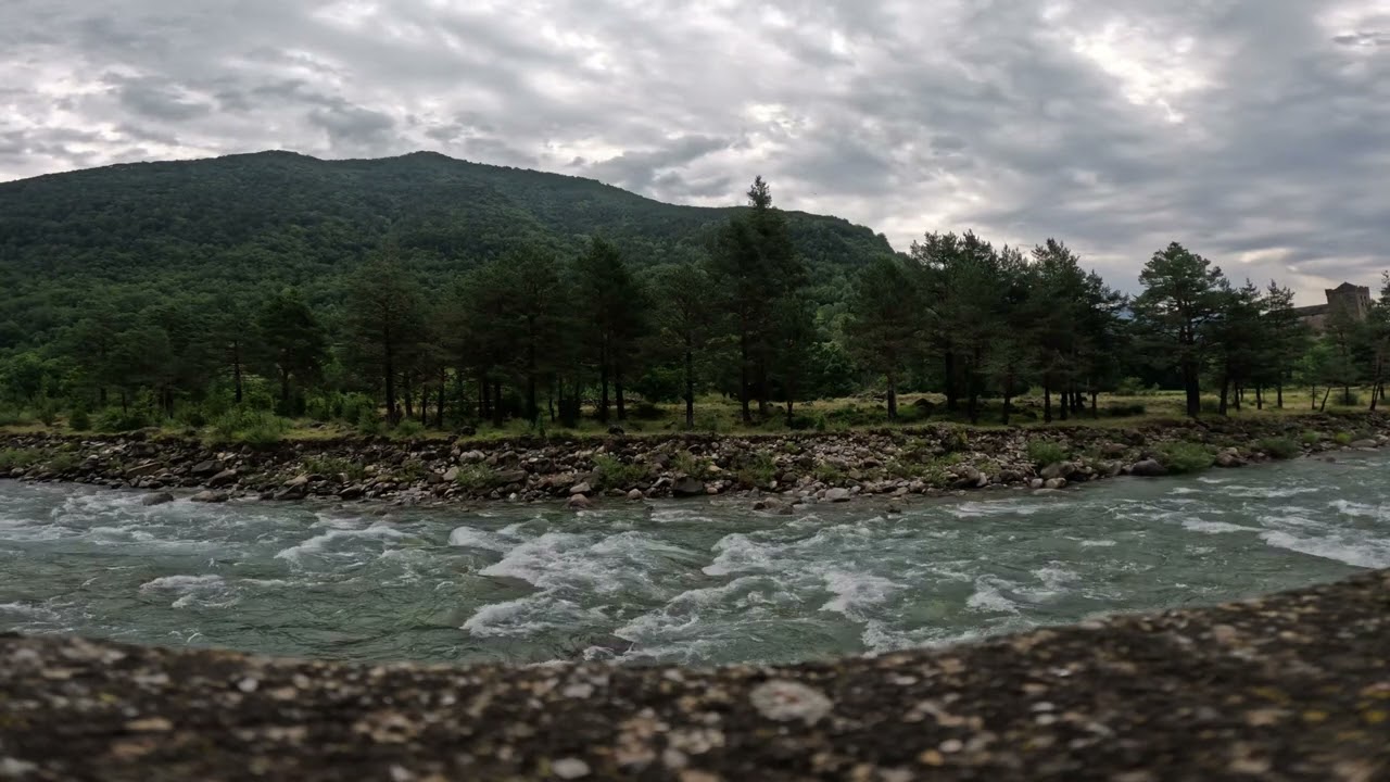 Relájate con el sonido del agua del Río Ara a su paso por Broto.