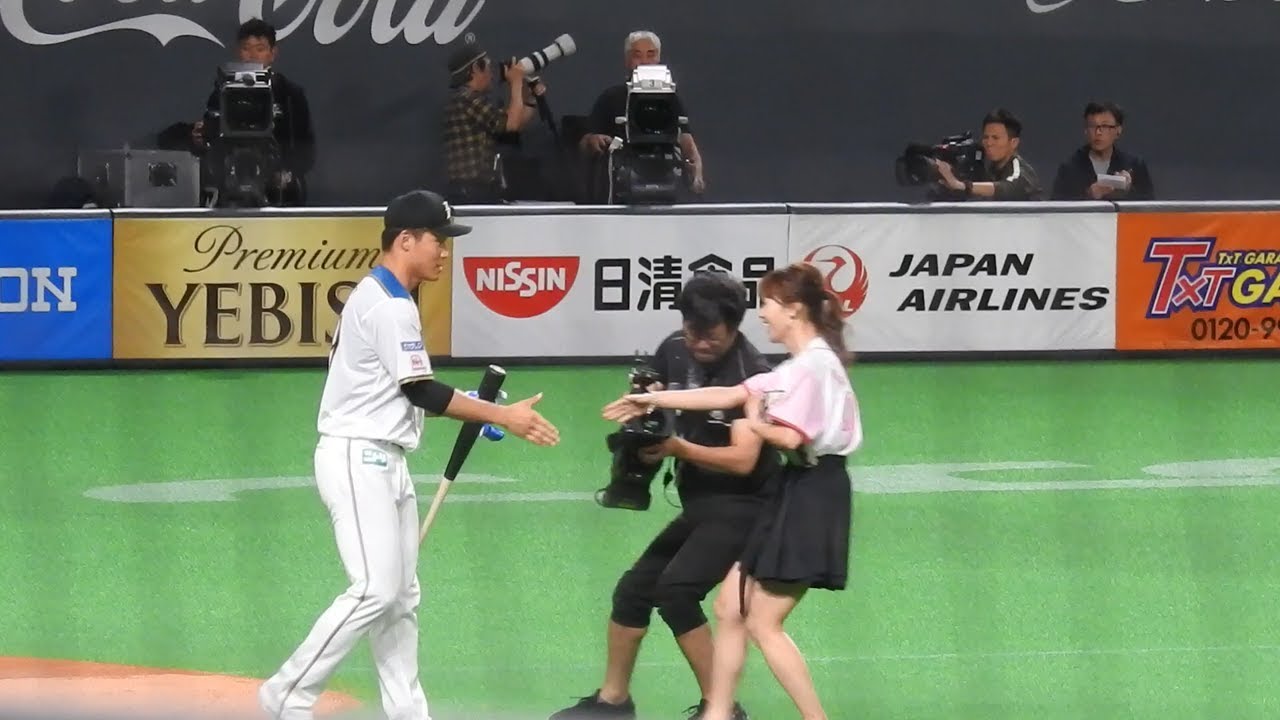 ＜2019.6.16巨人戦＞釧路市出身で台湾でも活躍する女優・池端レイナさんと王柏融のファーストピッチセレモニー