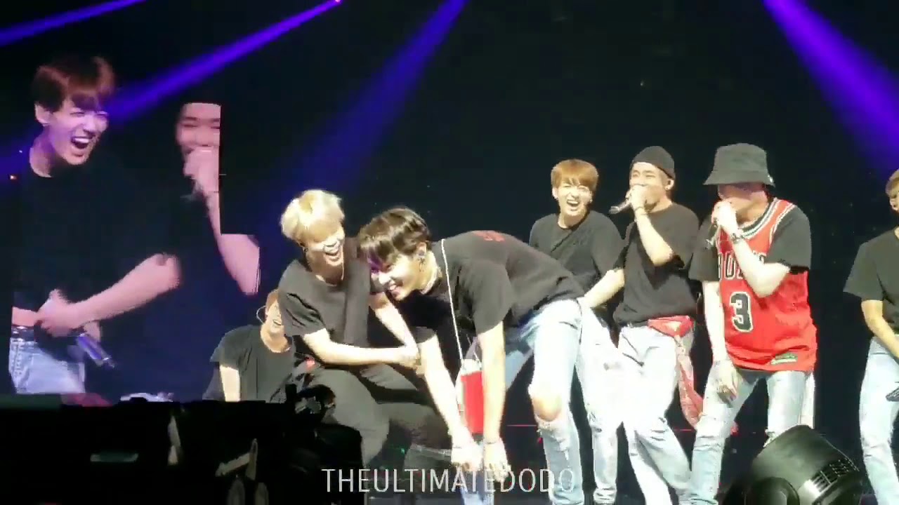 181004BTS JK Showing his Abs 'Anpanman' performance-BTS WORLD TOUR 'LOVE YOURSELF' in CHICAGO Day 2