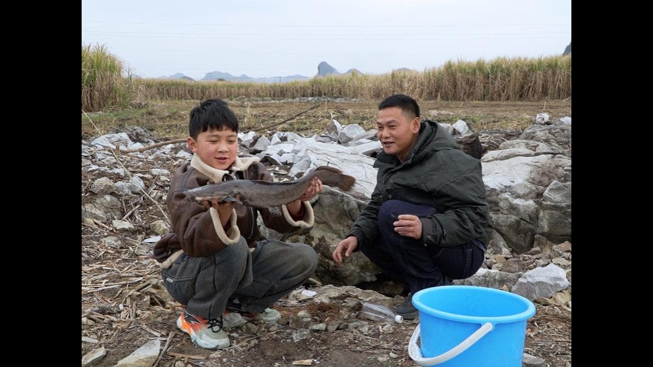 自动上鱼神器抓鱼真给力，大货被拉出小深潭瞬间阿勋乐坏了，过瘾