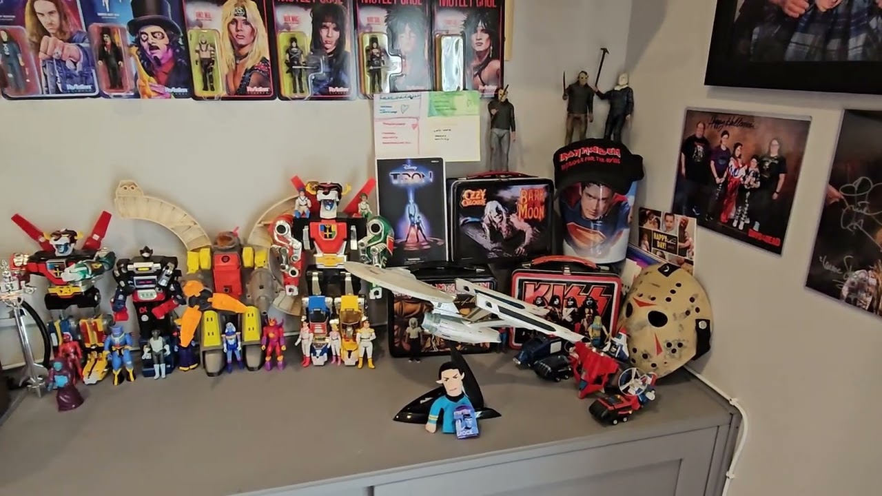 Room of Collectibles - Chicago Pizza Review