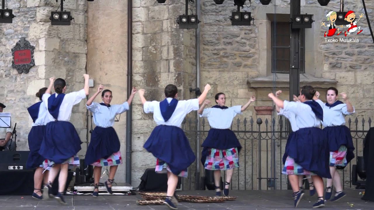201408060108 Ortzadar Euskal Folklore Elkartea 2014ko Andre Maria Zuriaren jaietan Gasteizen