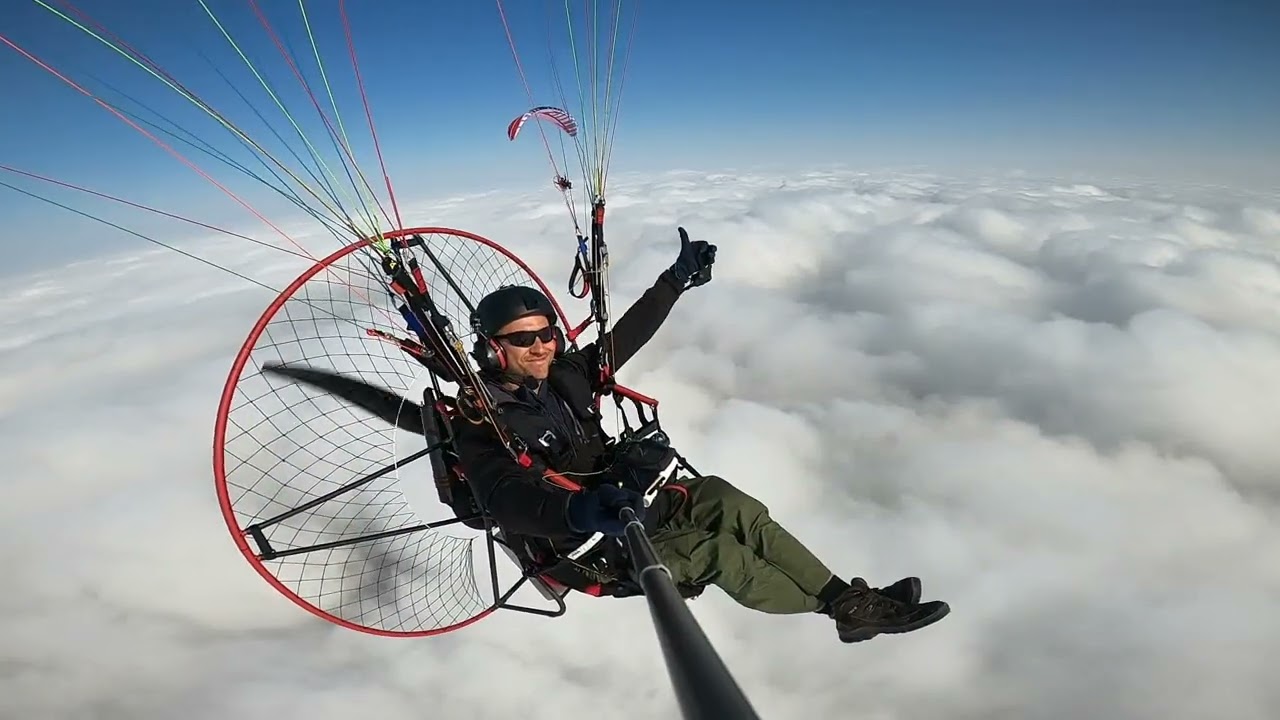 Chmurna impresja PPG. Paramotor above the clouds.