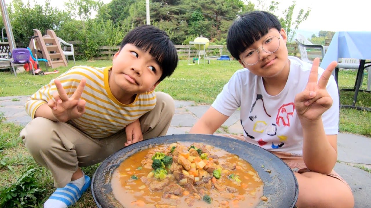 솥뚜껑에 목살 듬뿍 카레 만들어 먹었습니다. with 브로콜리. 강원도 삼형제