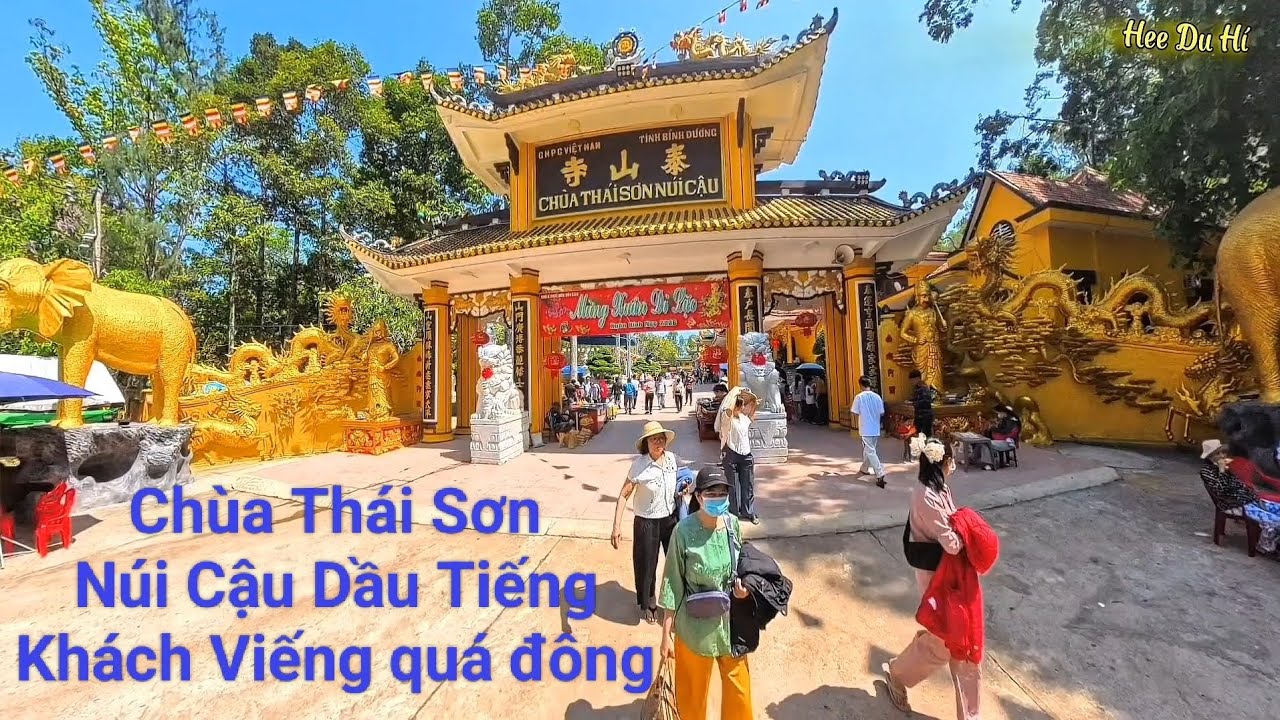 Mọi người đến viếng quá đông xin vía xin lộc khự vàng mang về