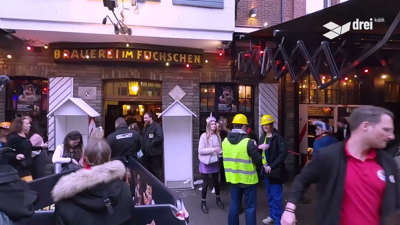 Post Pandemic Karneval 2023 in Düsseldorf Altstadt Rosenmontag