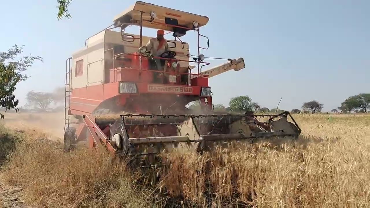“Modern Harvester vs Traditional Farming | खेत में कमाल की मशीन”