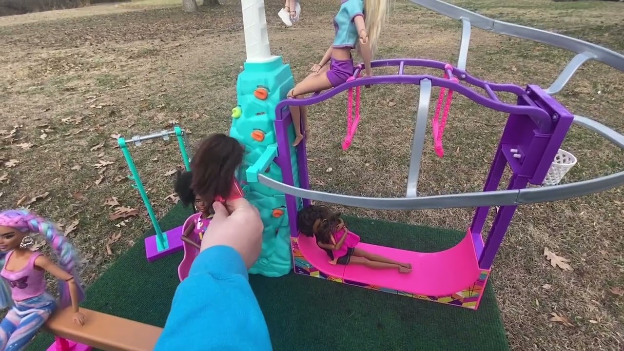 Dollyville goes to the trampoline park!