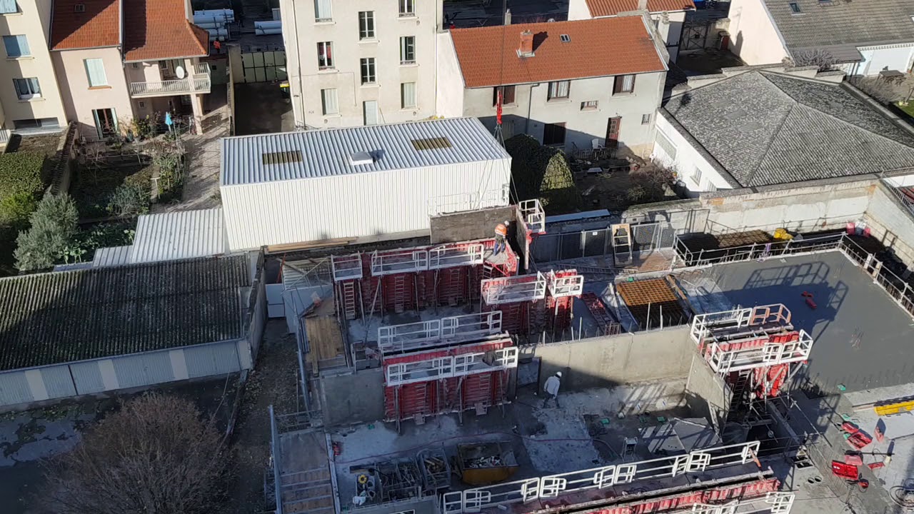 GRUTIER / GRUE À TOUR /fermeture d un panneaux d angle extérieur sur une passerelle en façade✌✌✌✌✌✌✌