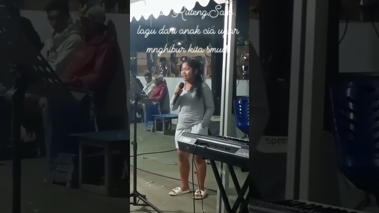 Penerus ibu Moy, anak CIA ugar menyanyikan salah satu lagu Ambon yang berjudul forever in love ❤️