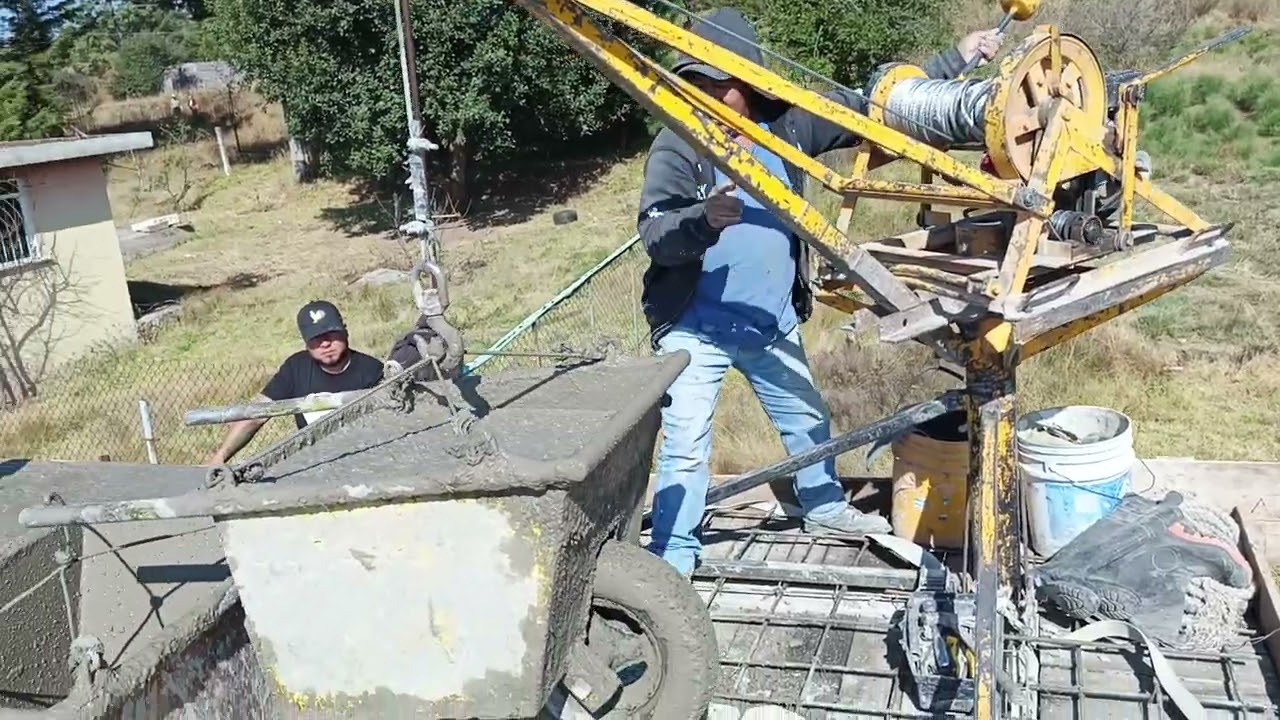 Cuadrilla de coladores con carretillas 
