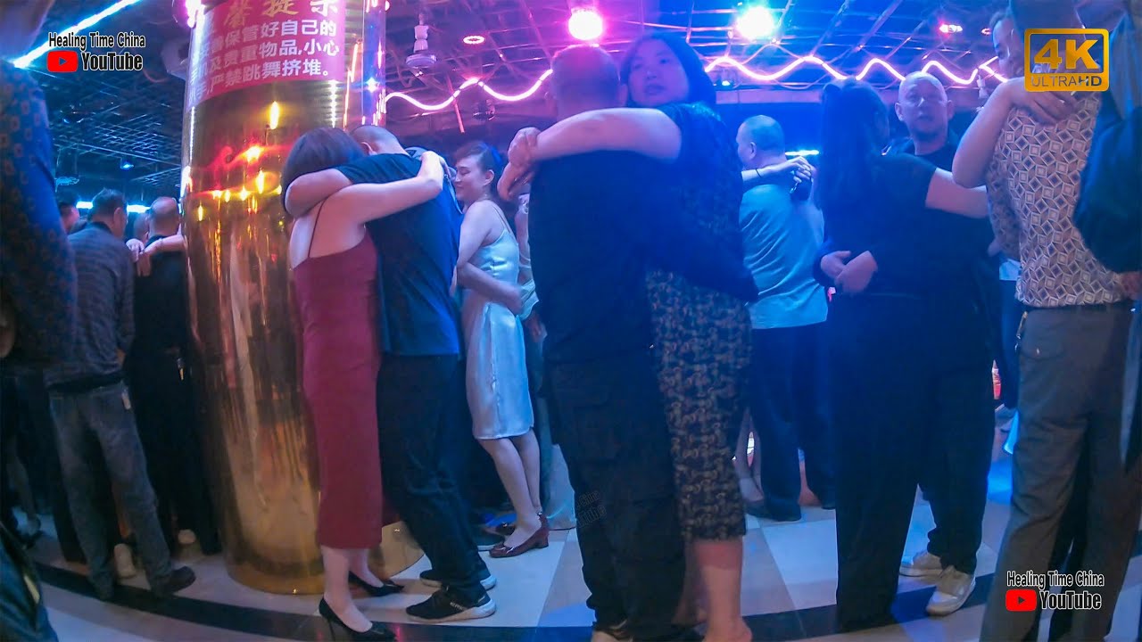 Dancing with beautiful women, I like such a relaxed dancing environment