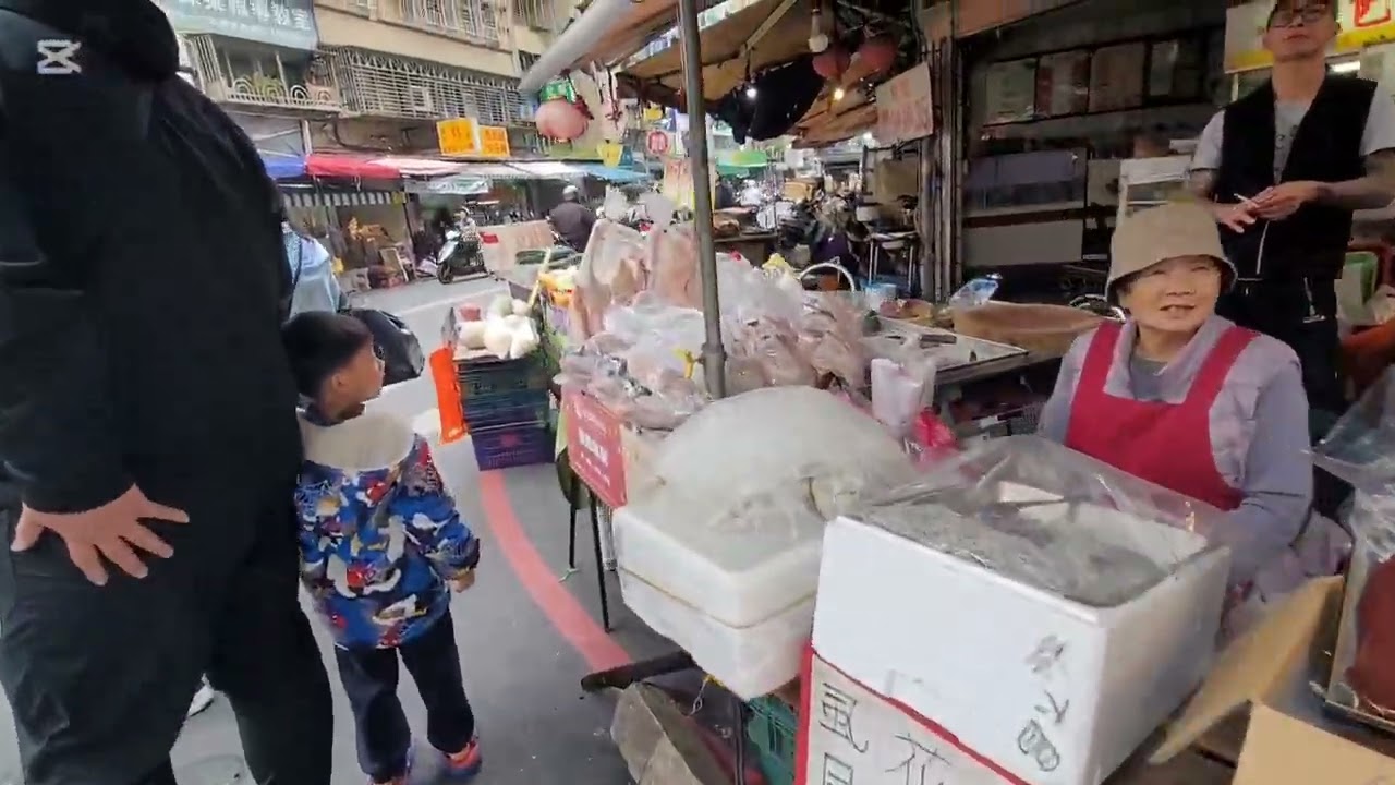 2O26台北榮濱商圈年貨大街開幕囉！x榮星市場~年前最後1週，採買人潮擠爆被稱為台北厨房的榮濱商圈生鮮蔬果漁貨最為吸客！成為熱門採購的年貨大街！感謝支持請訂閱分享按讚唷。