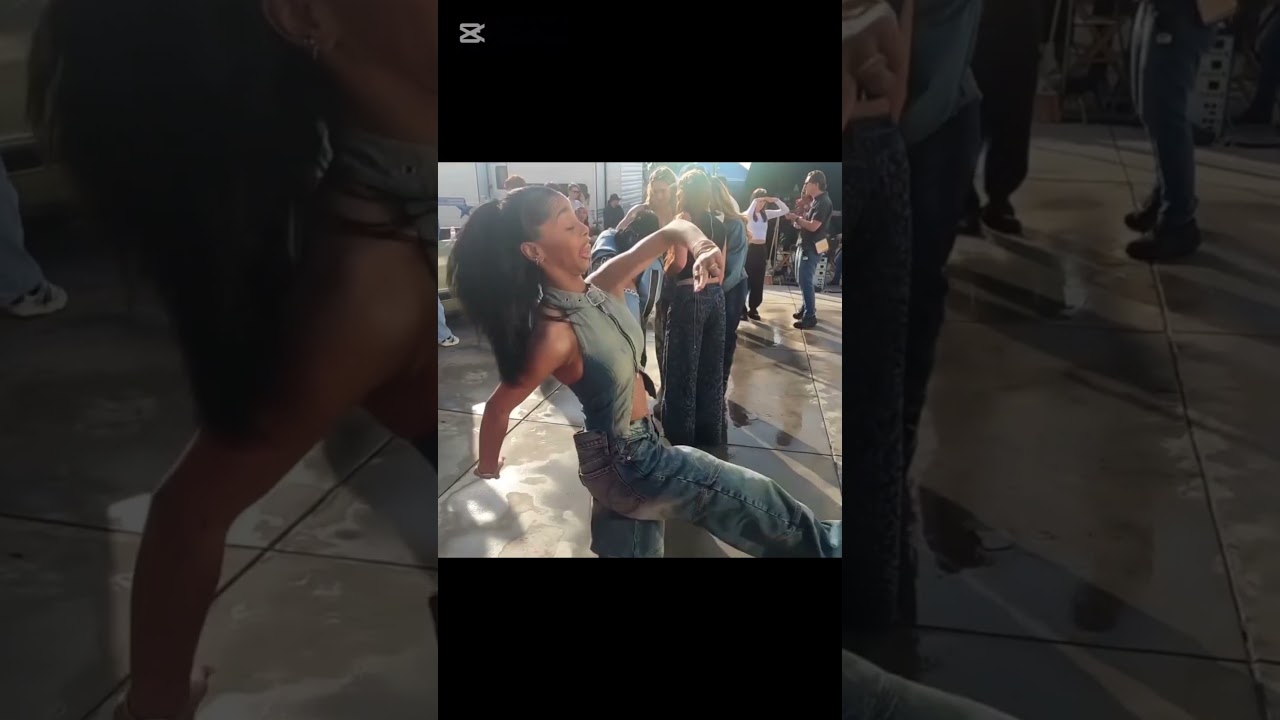 Jadah's such a vibe 😆 #jadahmarie #kyliecantrall #denim #joshuacolley #descendants #descendants3