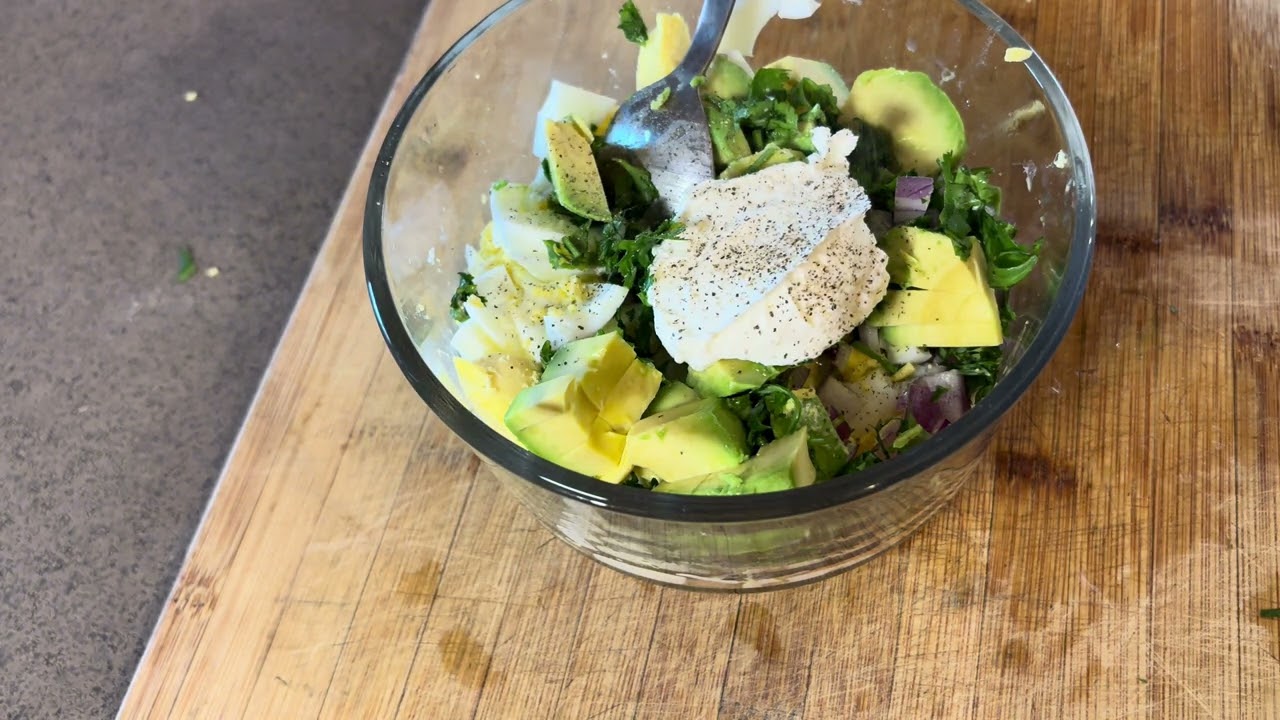 Ensalada de aguacate y huevo 😋😋￼