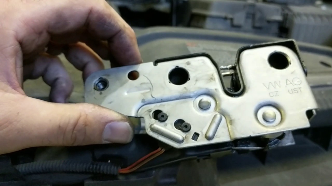 VW Golf Mk5 Bonnet / Hood catch stuck. How to release - Fixed!