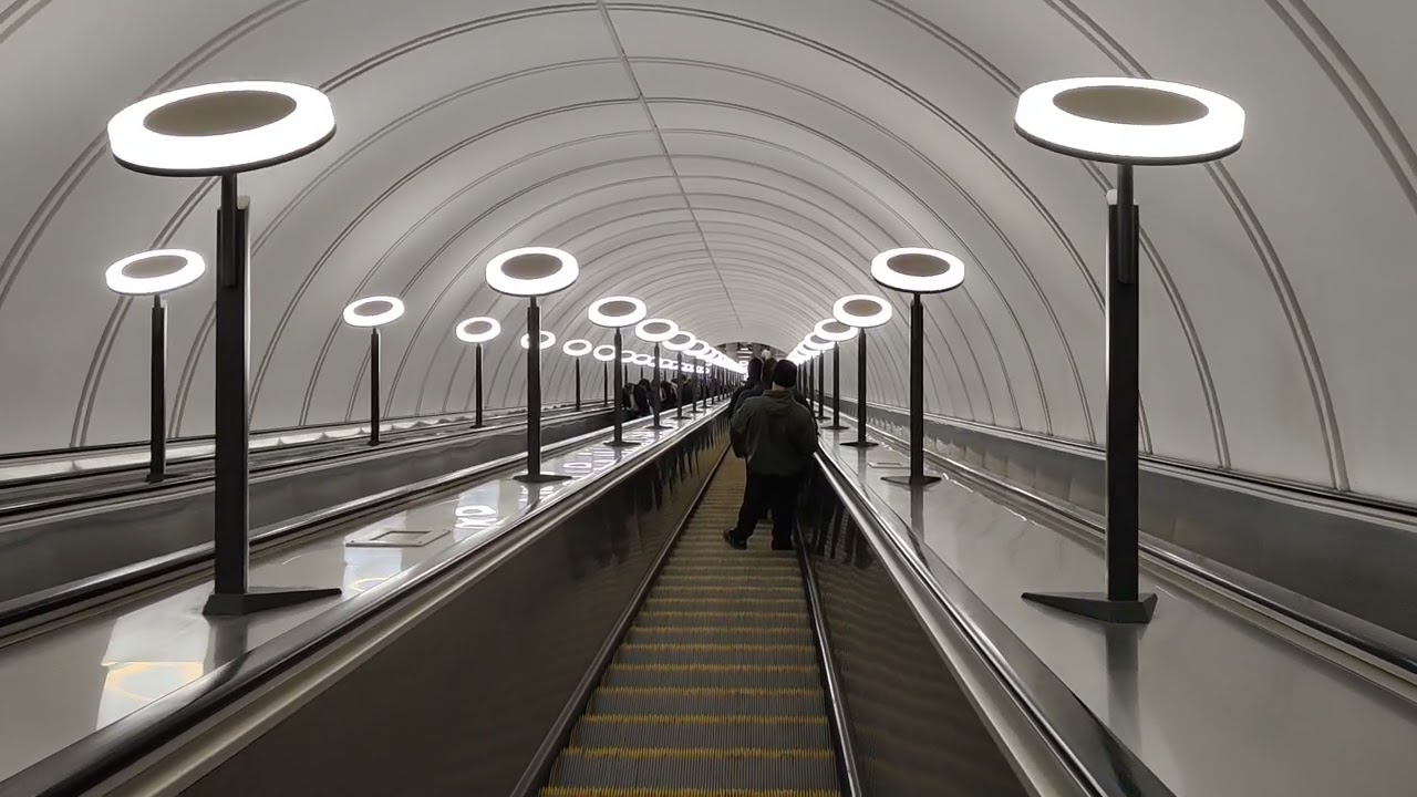 Большой эскалатор на метро Савёловская-БКЛ, но не самый большой, но очень долго спускаться #metro
