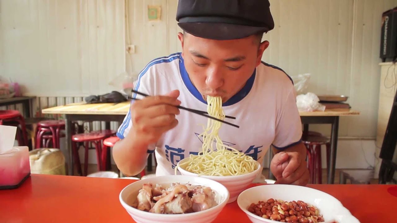 小伙飯店吃飯，沒想憨服務員只顧玩手機算錯賬，太逗了【小貝愛叨叨】