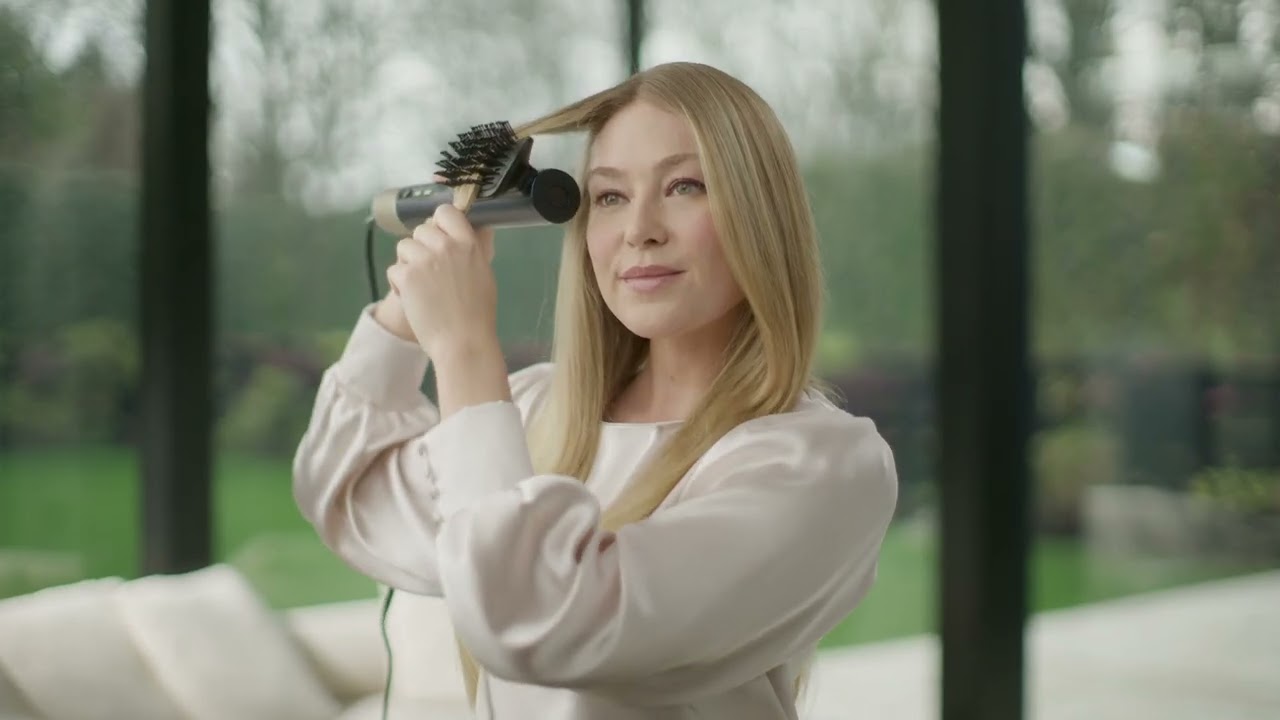 Customise your styling experience with the new Air Wand smoothing brush attachment.