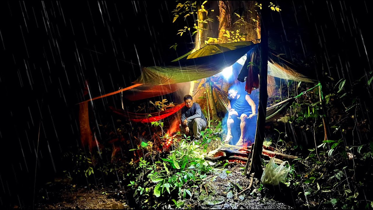 นอนป่าหน้าฝนหาของป่ามาทำอาหารเจอฝนตกทั้งกลางวันกลางคืนเสียงสัตว์ร้องก้องป่าขณะนั่งกินข้าวกับเพื่อน ￼
