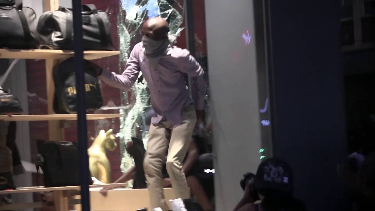 Protesting Wits students loot store in Braamfontein
