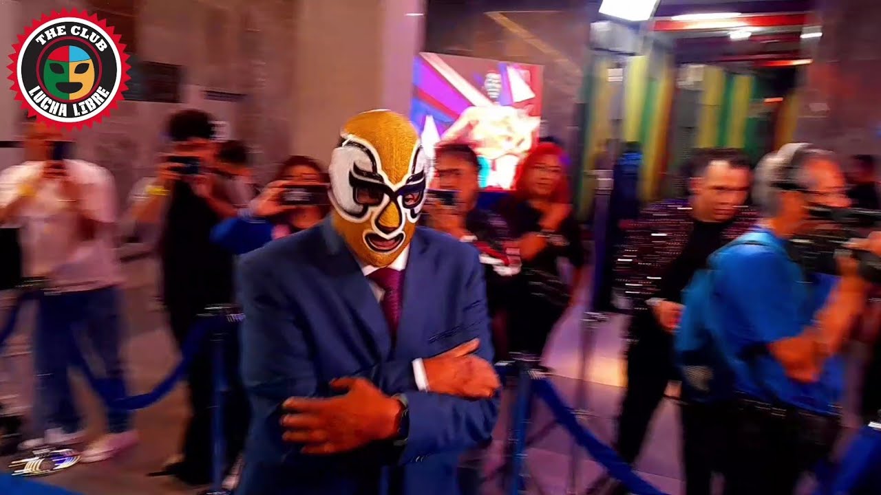 El Halc&oacute;n Ortiz en la alfombra azul de leyendas CMLL/D&iacute;a Nacional de la Lucha Libre mexicana