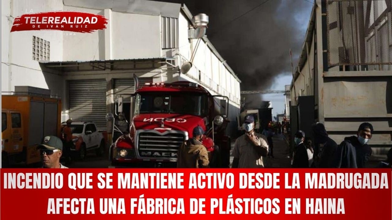 Incendio que se mantiene activo desde la madrugada afecta una fábrica de plásticos em Haina.