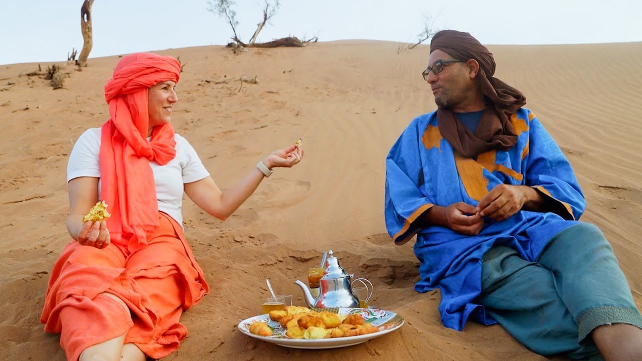 JE CUISINE DU PAIN DANS LE SABLE DU D&Eacute;SERT MAROCAIN!