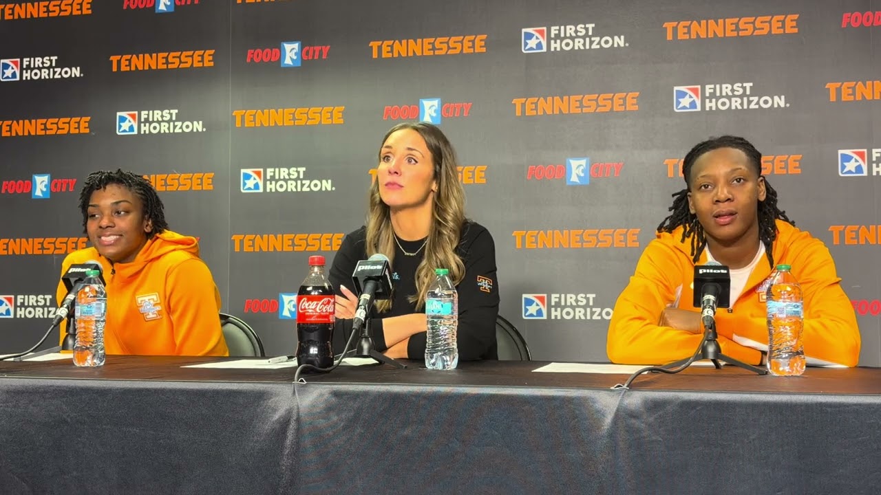 Главные тренеры женской баскетбольной команды Lady Vols Ким Колдуэлл, Талайсия Купер и Алисса Лэт...
