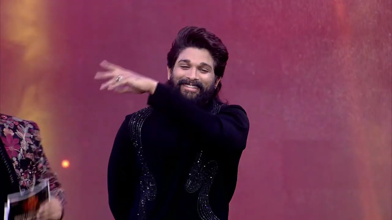 Allu Arjun MASSIVE Entry @ 