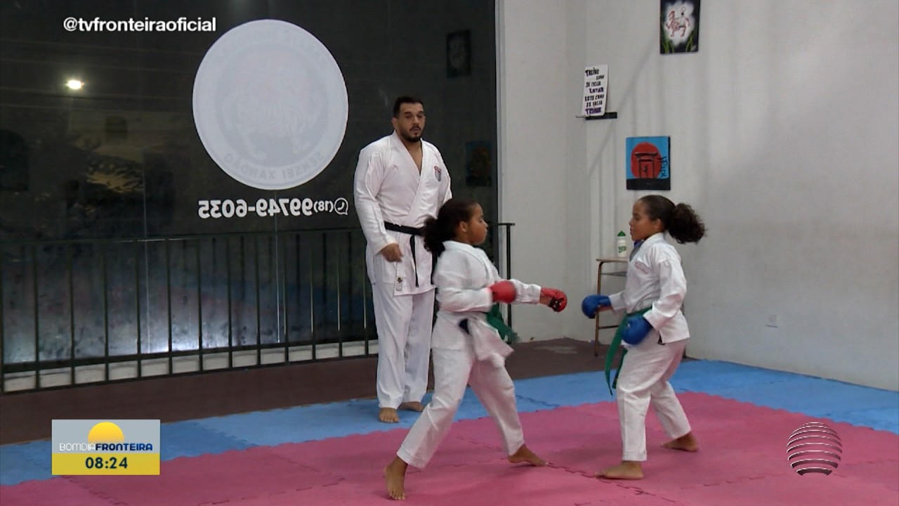 Irmãs gêmeas acumulam medalhas em competições de karatê