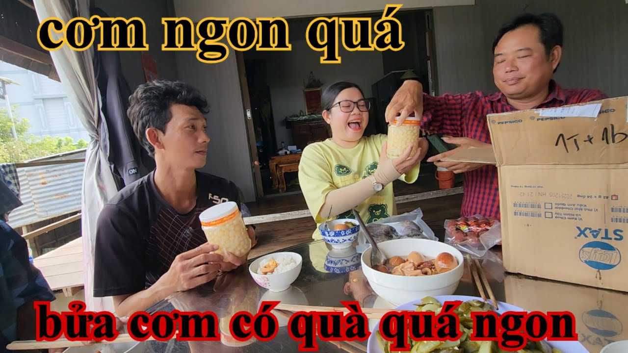 Bửa cơm quá ngon có quà củ kiệu bé mai quá vui mừng