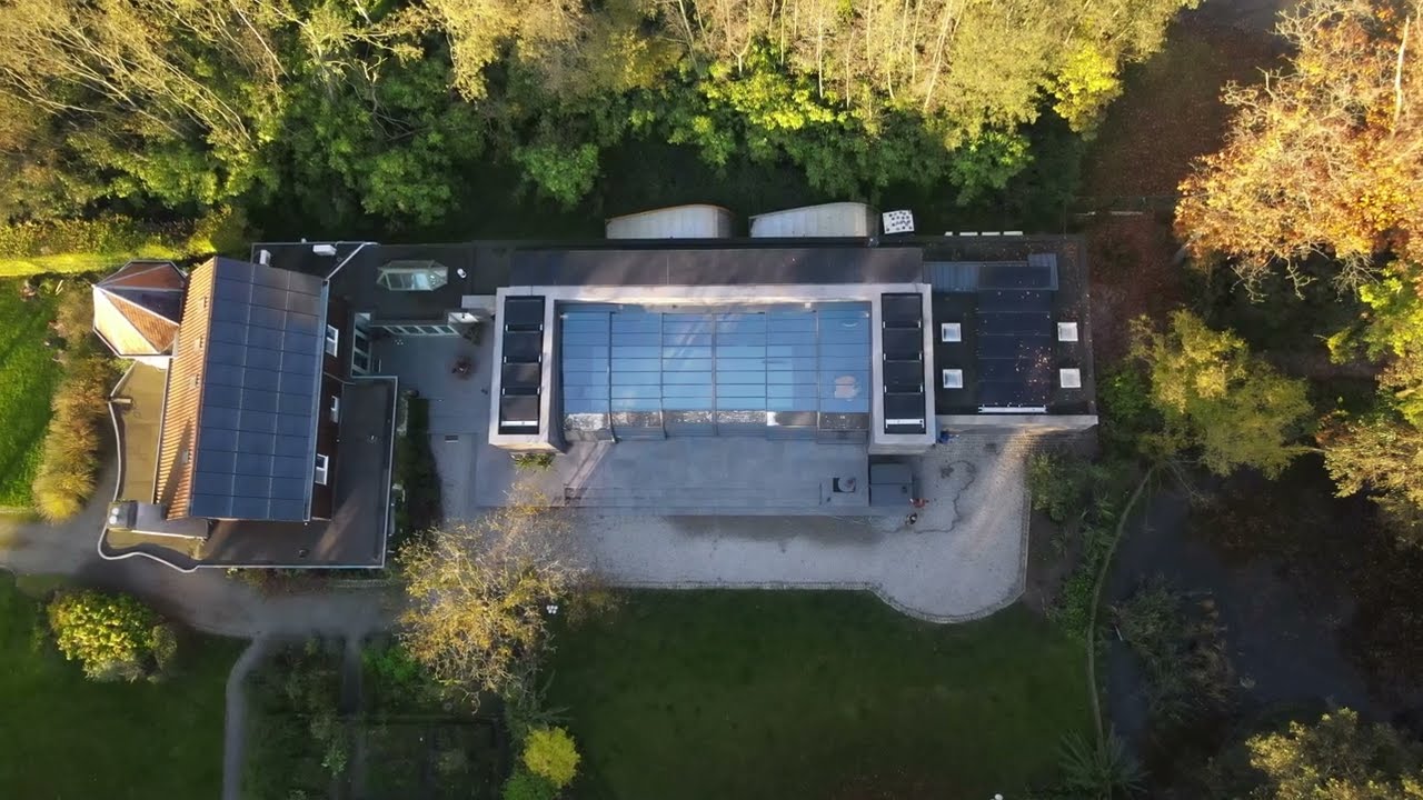 Telescopische zwembadoverkapping voorzien van HR++ glas