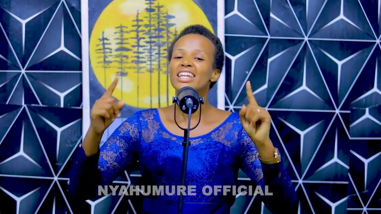 IGITARAMO NYAHUMURE //PIANIST MOSES indirimbo zogushimasha Bana natwe dushime Imana