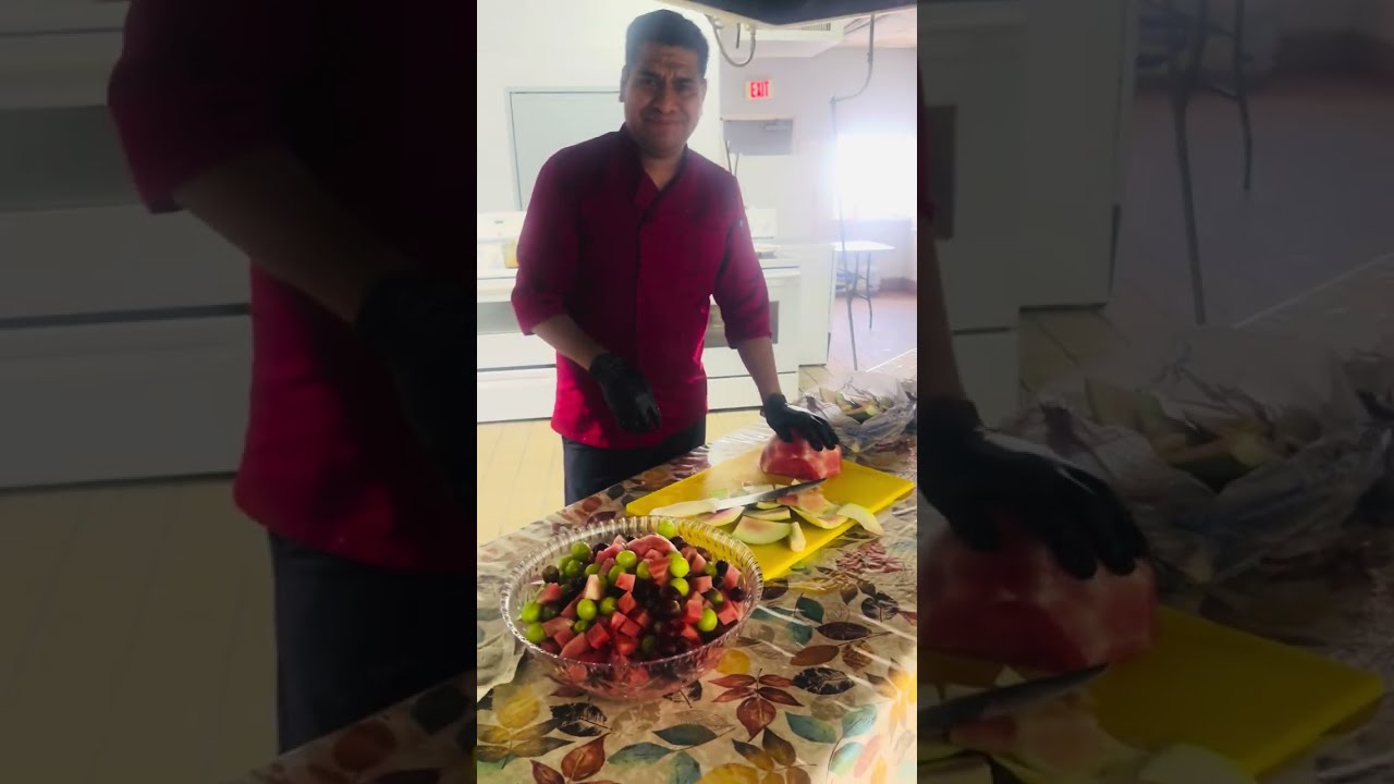 Preparando un coctel de Frutas. 