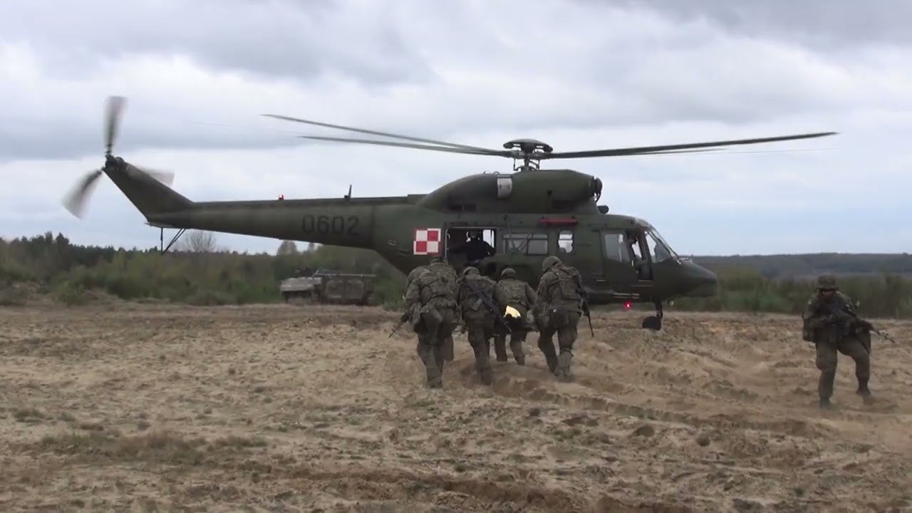 Helikopter Sokół na poligonie w Wędrzynie (08.04.2017)