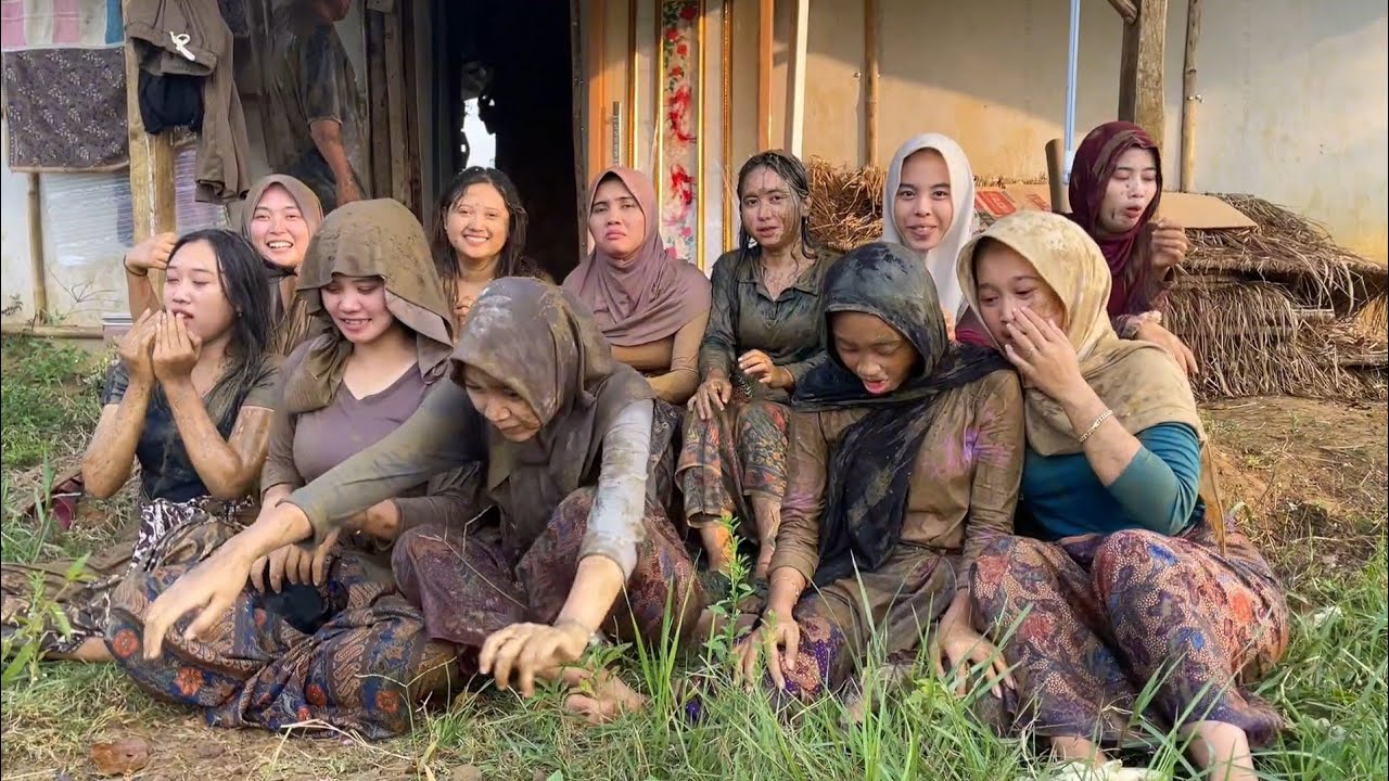 BIKIN NGAKAK🤣‼️NENG SARI GADIS DESA KENA GUYUR LUMPUR DI HARI ULANG TAHUNYA