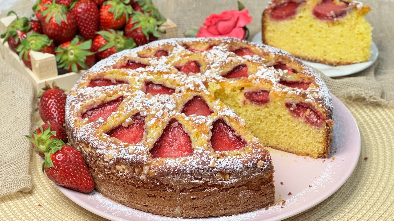 Torta soffice alle fragole, mandorle e limone