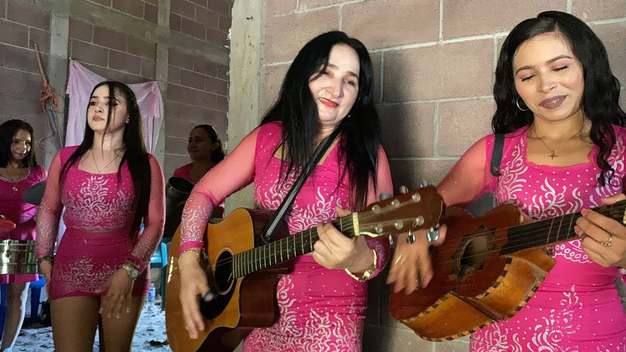 A RITMO DE GUITARRAS Y BELLAS MUJERES CON TREMENDA SERENATA❤️😍