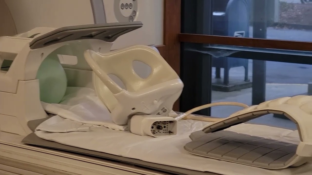Signa Voyager 1.5 MRI scanner by GE