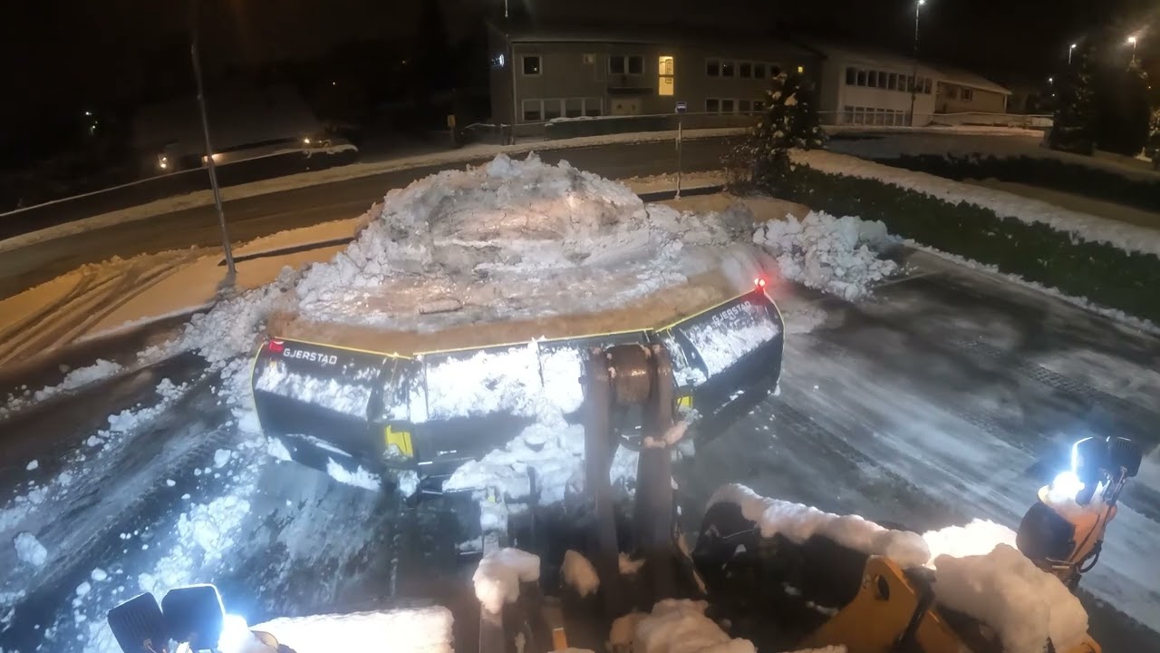 Volvo L110 plowing industrial parkinglot with Gjerstad 6000 U-plow