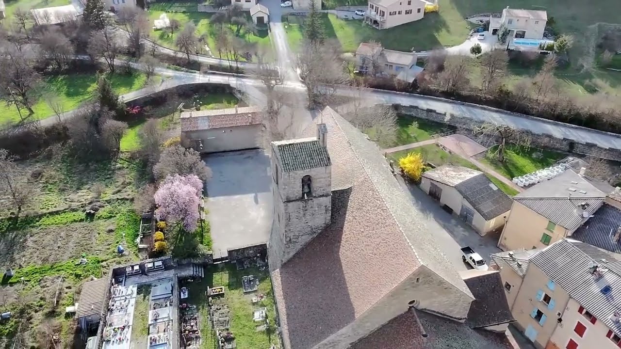 SENEZ une commune des Alpes de Haute Provence vue drone 4K