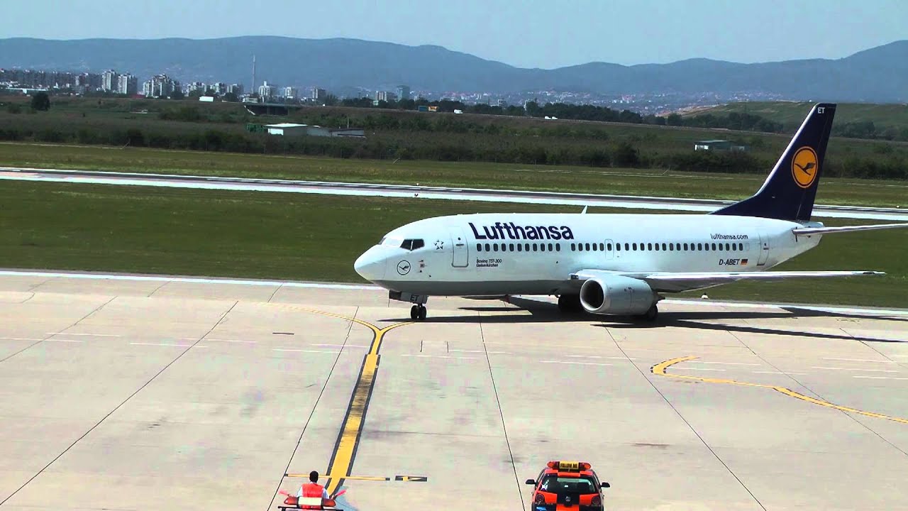 Lufthansa Boeing 737-330 landing & taxi to the gate at Zagreb airport (ZAG/LDZA) HD